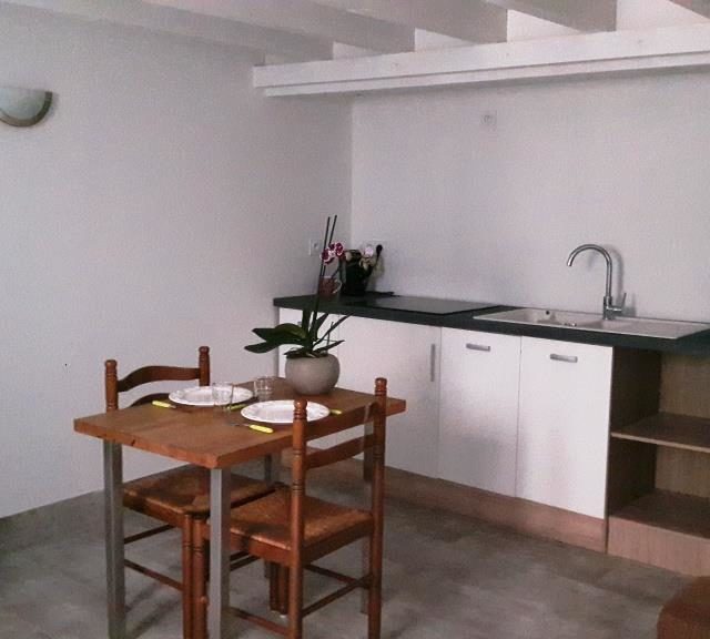 République appartement T1Bis meublé professionnel 70m² à Sathonay Camp avec cuisine