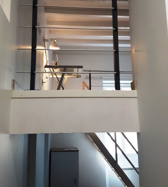République appartement t1Bis meublé professionnel 70m² à Sathonay Camp avec bureau en mezzanine