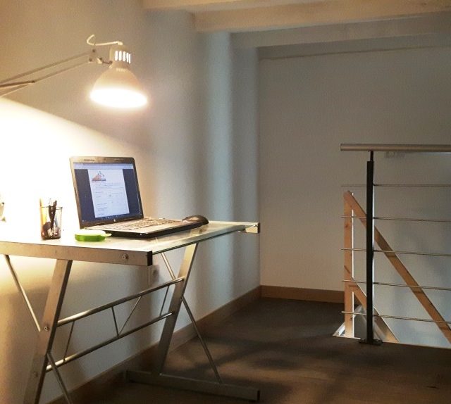 République appartement T1bis meublé professionnel 70m² à Sathonay Camp avec bureau en mezzanine