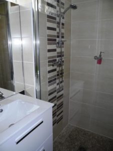 Douche à l'italienne dans la chambre double à Sathonay Camp 69 près de Lyon