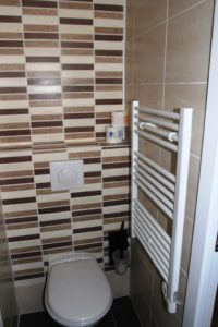 WC de la chambre double à Sathonay Camp 69 près de Lyon