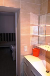 Salle de bain chambre triple à Sathonay Camp 69 près de Lyon