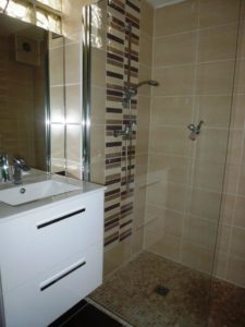 Douche à l'italienne dans la chambre double à Sathonay Camp 69 près de Lyon