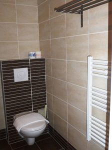 WC de la chambre triple à Sathonay Camp 69 près de Lyon