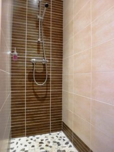 Douche à l'italienne dans la chambre triple à Sathonay Camp 69 près de Lyon
